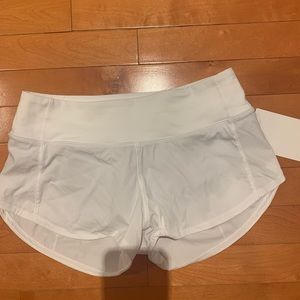 NWT!! Lululemon White Speed Up LR shorts 2.5”